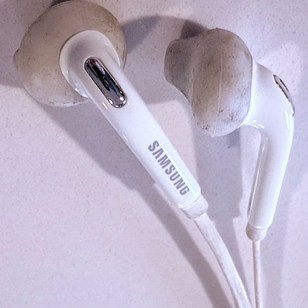 Samsung White Galaxy Earbud Headphones